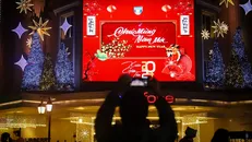 Không khí chờ đón năm mới 2024 tràn ngập khắp phố phường. Ảnh: Hoài Nam/TTXVN.