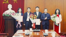 Thay mặt tập thể Lãnh đạo Ban Tuyên giáo Trung ương, đồng chí Lại Xuân Môn, Phó trưởng ban Thường trực Ban Tuyên giáo Trung ương tặng hoa và trao quyết định cho các đồng chí được bổ nhiệm, tái bổ nhiệm.