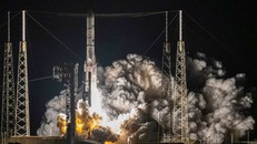 Tên lửa Vulcan Centaur mang theo tàu đổ bộ Peregrine rời bệ phóng tại Trạm Vũ trụ ở mũi Canaveral, bang Florida, Mỹ ngày 8/1/2024. Ảnh: Le Monde.