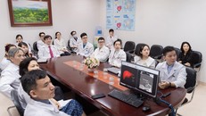 Hội đồng chuyên môn Ghép gan Vinmec với gần 20 chuyên gia “chạy đua” từng giờ từng phút để cứu sống bệnh nhân.