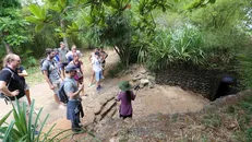 Du khách tham quan Di tích Lịch sử Quốc gia Đặc biệt Địa đạo Vịnh Mốc. Ảnh: Nhật Anh/TTXVN.