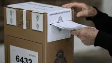 Cử tri bỏ phiếu trong cuộc bầu cử Tổng thống Argentina. Ảnh: AFP.