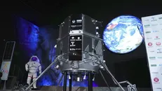 Mô hình Tàu Đổ bộ Mặt Trăng do Công ty Ispace phát biểu được trưng bày tại Bảo tàng Quốc gia về Khoa học và Đổi mới Tiên tiến ở Tokyo (Nhật Bản), ngày 25/4/2023. Ảnh: Kyodo.