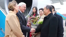 Chủ nhiệm Văn phòng Chủ tịch nước Lê Khánh Hải đón Tổng thống Cộng hòa Liên bang Đức Frank-Walter Steinmeier và Phu nhân tại Sân bay Quốc tế Nội Bài. Ảnh: An Đăng/TTXVN.