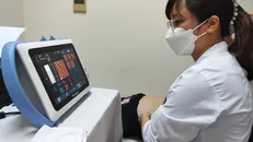 Bác sỹ siêu âm theo dõi sức khoẻ cho một bệnh nhân. Ảnh: TTXVN.