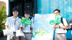 Học sinh trường THPT Chuyên Lê Hồng Phong (TP. Hồ Chí Minh) hào hứng chụp ảnh cùng standee và các món quà của cuộc thi “Tiếng nói Xanh”.