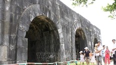 Khách du lịch tham quan cổng đá phía Bắc của Thành nhà Hồ. Ảnh: TTXVN.