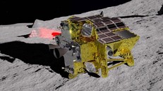 Cơ quan thám hiểm hàng không vũ trụ Nhật Bản (JAXA) ngày 20/1/2024 thông báo Tàu đổ bộ thông minh khảo sát Mặt Trăng (SLIM) của nước này đã đáp xuống bề mặt Mặt Trăng, cách vị trí mục tiêu khoảng 55m. Tàu SLIM được mệnh danh là "Xạ thủ Mặt Trăng" vì trang bị công nghệ hạ cánh đúng vị trí xác định. Ảnh: CNN.
