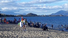 Du khách tắm biển tại khu vực biển Bình Sơn - Ninh Chữ, thành phố Phan Rang - Tháp Chàm.