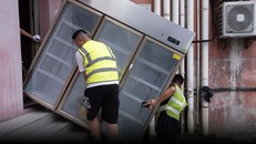 Công nhân di chuyển tủ đông ra khỏi một nhà hàng trong khu dân cư ở Thượng Hải, ngày 1/8/2022. Ảnh: Sixth Tone.