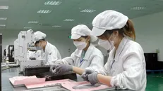 Người lao động trở lại làm việc tại doanh nghiệp trong Khu công nghiệp của Bắc Giang sau kỳ nghỉ Tết. Ảnh: Đồng Thúy/TTXVN.