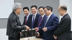 Chủ tịch và đồng sáng lập của NVIDIA Jensen Huang giới thiệu với Thủ tướng Phạm Minh Chính sản phẩm của NVIDIA. Ảnh: Dương Giang/TTXVN.