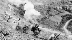 Lực lượng công an vũ trang dũng cảm chiến đấu tại khu vực Pháo đài Đồng Đăng, tỉnh Lạng Sơn (2/1979). Ảnh: Tạ Hải/TTXVN.