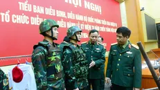 Thượng tướng Nguyễn Văn Nghĩa kiểm tra các mẫu trang phục, trang cụ phục vụ tại Lễ Kỷ niệm 70 năm Chiến thắng Điện Biên Phủ.