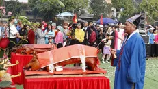 Thầy cúng làm lễ cầu mong mùa màng bội thu, mưa thuận gió hòa đến với người dân địa phương. Ảnh: Quốc Khánh/TTXVN.