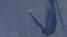 Hình ảnh do Bộ chỉ huy Trung tâm Mỹ đăng ngày 23/2/2024 cho thấy vệt dầu loang dài từ tàu M/V Rubymar của Anh trên Vịnh Aden sau khi bị lực lượng Houthi tấn công, ngày 18/2/2024. Ảnh: AFP.