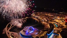 2 show diễn liên tiếp Nụ Hôn Của Biển Cả và pháo hoa đang định vị đảo ngọc là hòn đảo duy nhất trên thế giới trình diễn pháo hoa 365 ngày.