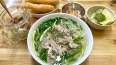 Quẩy luôn được dùng kèm với món phở