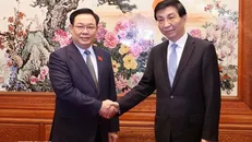 Chủ tịch Chính hiệp toàn quốc Trung Quốc Vương Hộ Ninh đón Chủ tịch Quốc hội Vương Đình Huệ. Ảnh: Nhan Sáng/TTXVN.