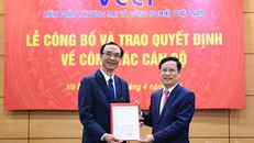 Chủ tịch VCCI Phạm Tấn Công trao Quyết định bổ nhiệm Tổng Biên tập Tạp chí Diễn đàn Doanh nghiệp cho Nhà báo Nguyễn Linh Anh. Ảnh:DĐDN.