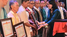 Thứ trưởng Bộ Văn hóa, Thể thao và Du lịch Trịnh Thị Thủy trao Bằng khen của Bộ trưởng cho các cá nhân có thành tích xuất sắc. Ảnh: Hoàng Hiếu/TTXVN.