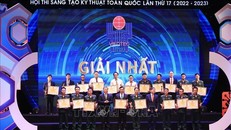 Chủ nhiệm Ủy ban Khoa học, Công nghệ và Môi trường của Quốc hội Lê Quang Huy và Chủ tịch Liên hiệp các Hội Khoa học và Kỹ thuật Việt Nam Phan Xuân Dũng trao giải Nhất cho các tác giả và nhóm tác giả đạt giải. Ảnh: Tuấn Anh/TTXVN.