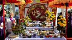 Mâm cúng ngày Tết của người dân Huế được tái hiện trong Chương trình "Tết Huế" 2020. Ảnh: Hồ Cầu/TTXVN.