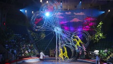 Màn trình diễn vòng quay khiến nhiều khán giả "đứng tim" trước kỹ năng của các diễn viên Việt Nam và Nhật Bản.