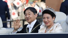 Nhật hoàng Naruhito và Hoàng hậu Masako tại lễ diễu hành ở Tokyo, Nhật Bản, ngày 10/11/2019. Ảnh: CNN. 