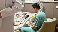 Bệnh nhân được điều trị trong bệnh viện sau sự cố. (Nguồn: Straits Times)