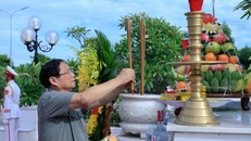 Thủ tướng Phạm Minh Chính dâng hương, dâng hoa tưởng niệm, tri ân các anh hùng liệt sĩ tại Nghĩa trang liệt sĩ Ba Dốc - Ảnh: VGP/Nhật Bắc.