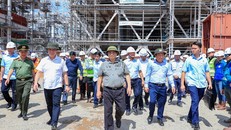 Thủ tướng Phạm Minh Chính kiểm tra, đốc thúc dự án Nhà máy Nhiệt điện Quảng Trạch 1 thuộc Trung tâm Điện lực Quảng Trạch. Ảnh: VGP/Nhật Bắc.