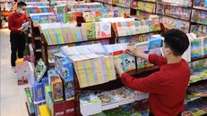 Giá SGK theo Chương trình giáo dục phổ thông 2018 giảm là tin vui với nhiều gia đình. Ảnh: Thanh Tùng/TTXVN.