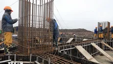 Thi công móng bản tại vị trí 70 (xã Đồng Sơn, Nam Trực, Nam Định) dự án Đường dây 500kV mạch 3 đoạn NMNĐ Nam Định 1-Phố Nối. Ảnh: Huy Hùng/TTXVN.