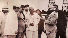 Chủ tịch Hồ Chí Minh đến thăm thăm mỏ dầu ở sát bờ biển Baku.