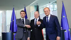 Trong ảnh từ trái qua: Tổng thống Pháp Emmanuel Macron cùng Thủ tướng Đức Olaf Scholz, Thủ tướng Ba Lan Donald Tusk.