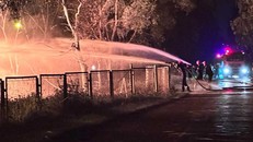 Lực lượng cảnh sát phòng cháy chữa cháy và cứu nạn cứu hộ tiến hành chữa cháy.