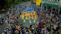 Lễ hội đường phố trong khuôn khổ Festival Huế thu hút đông đảo người dân và du khách. Ảnh: VGP.