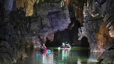 Khách du lịch tham quan quần thể hang động tại Vườn quốc gia Phong Nha - Kẻ Bàng. Ảnh: TTXVN.