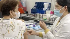 Nhiều người dân tìm đến Viện Pasteur Thành phố Hồ Chí Minh tiêm vaccine phòng bệnh bạch hầu. Ảnh: Đinh Hằng/TTXVN.
