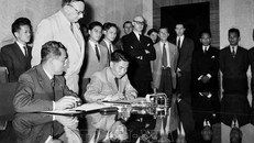 Ngày 20/7/1954, Thứ trưởng Bộ Quốc phòng Tạ Quang Bửu thay mặt Chính phủ và Bộ Tổng tư lệnh Quân đội nhân dân Việt Nam ký Hiệp định đình chiến ở Việt Nam. Ngay sau đó, Hiệp định đình chiến ở Lào và Campuchia cũng được ký kết. Ảnh: Tư liệu TTXVN.