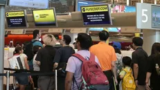 Hành khách chờ đợi làm thủ tục bay tại sân bay Changi ở Singapore trong bối cảnh hàng trăm chuyến bay bị hoãn hoặc hủy do sự cố công nghệ thông tin toàn cầu của Microsoft, ngày 19/7/2024. Ảnh: THX/TTXVN.