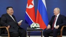 Nhà lãnh đạo Kim Jong-un (trái) gặp Tổng thống Nga Vladimir Putin. Ảnh: Reuters.