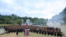 1000 người tham gia hát Then, đàn Tính tại thác Bản Giốc (xã Đàm Thủy, huyện Trùng Khánh, tỉnh Cao Bằng). Ảnh tư liệu: Chu Hiệu/TTXVN.