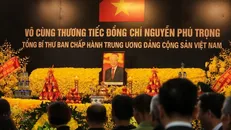 Đông đảo các tầng lớp nhân dân đến viếng Tổng Bí thư Nguyễn Phú Trọng tại xã Đông Hội, huyện Đông Anh, Hà Nội. Ảnh: TTXVN.