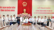 Ông Cao Tường Huy, Phó Bí thư Tỉnh ủy, Chủ tịch Ủy ban Nhân dân tỉnh Quảng Ninh, trao Giấy chứng nhận đăng ký đầu tư cho Tập đoàn Foxconn để triển khai 2 dự án có tổng vốn 551 triệu USD vào đầu tháng 7/2024. Nguồn: Cổng Thông tin Điện tử tỉnh Quảng Ninh.