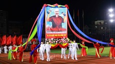 Đội nghi thức rước ảnh Bác Hồ qua khán đài trong Lễ khai mạc Hội khỏe Phù Đổng toàn quốc lần thứ X. Ảnh: Thanh Tùng/TTXVN.