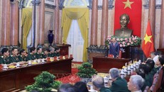 Chủ tịch nước Tô Lâm nói chuyện với các cựu chiến binh Sư đoàn 308. Ảnh: Lâm Khánh/TTXVN.