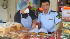 Lực lượng chức năng kiểm tra chất lượng các loại bánh trung thu. Ảnh: TTXVN.