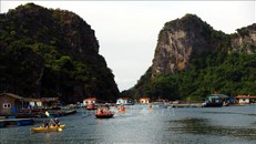 Du khách khám phá làng chài Vung Viêng trên Vịnh Hạ Long.